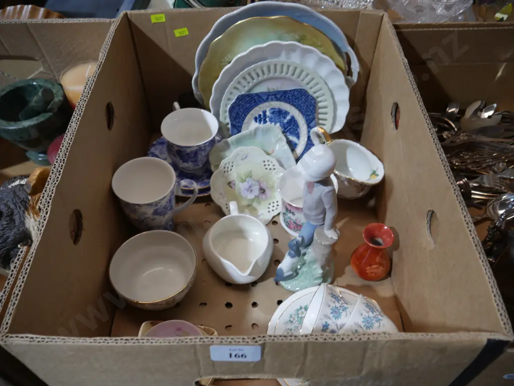 Assorted china and ornament Image 1++