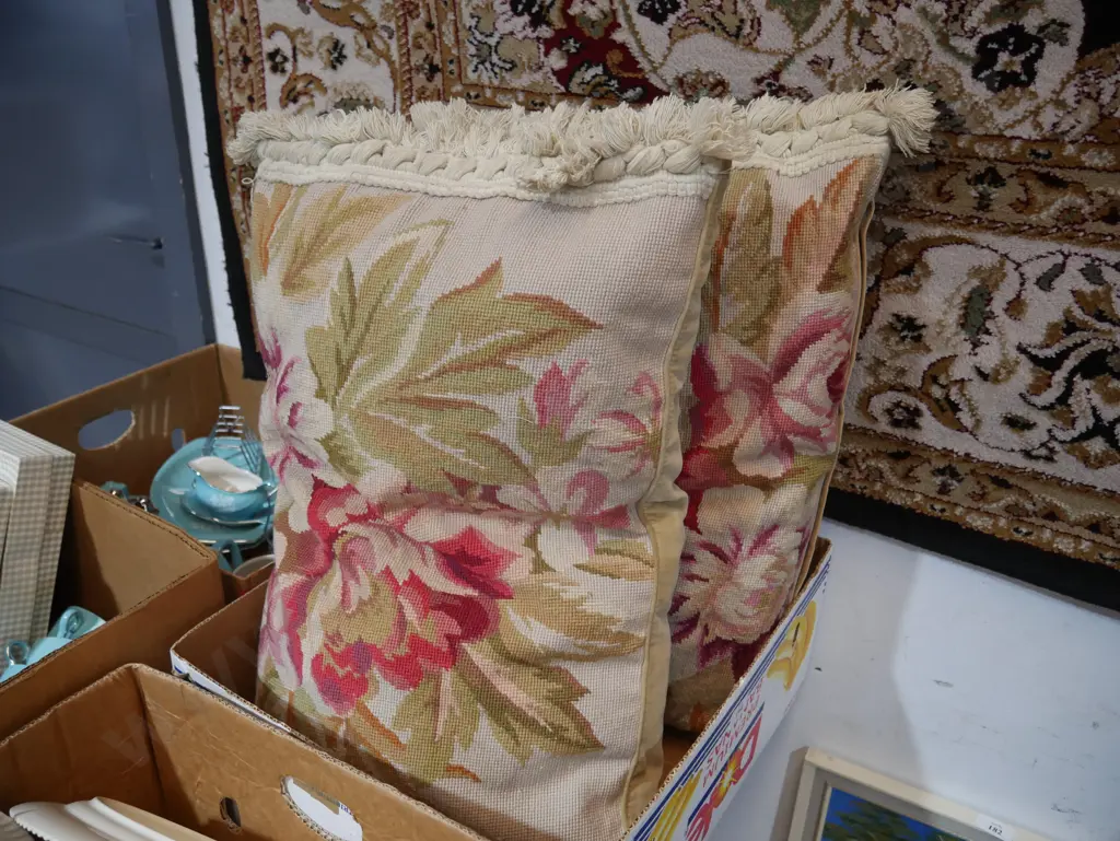 2 cushions Image 1++