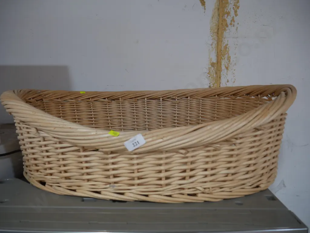 Woven dog basket Image 1++