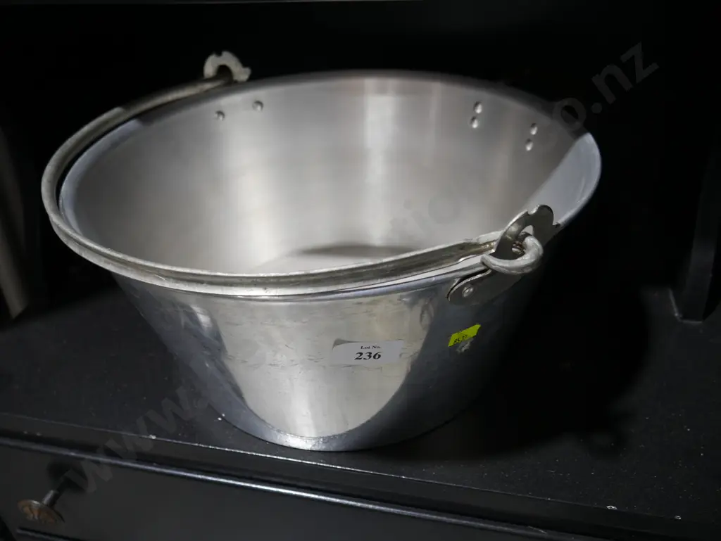 Tin bucket Image 1++