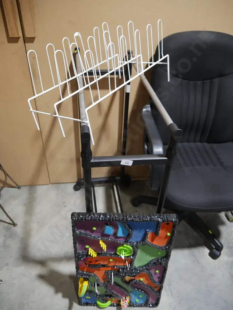 Close hanger and metal rack Image 1++