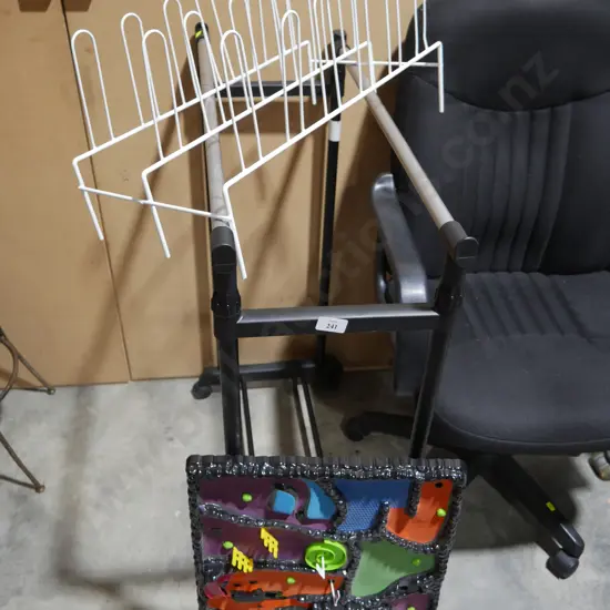 Close hanger and metal rack