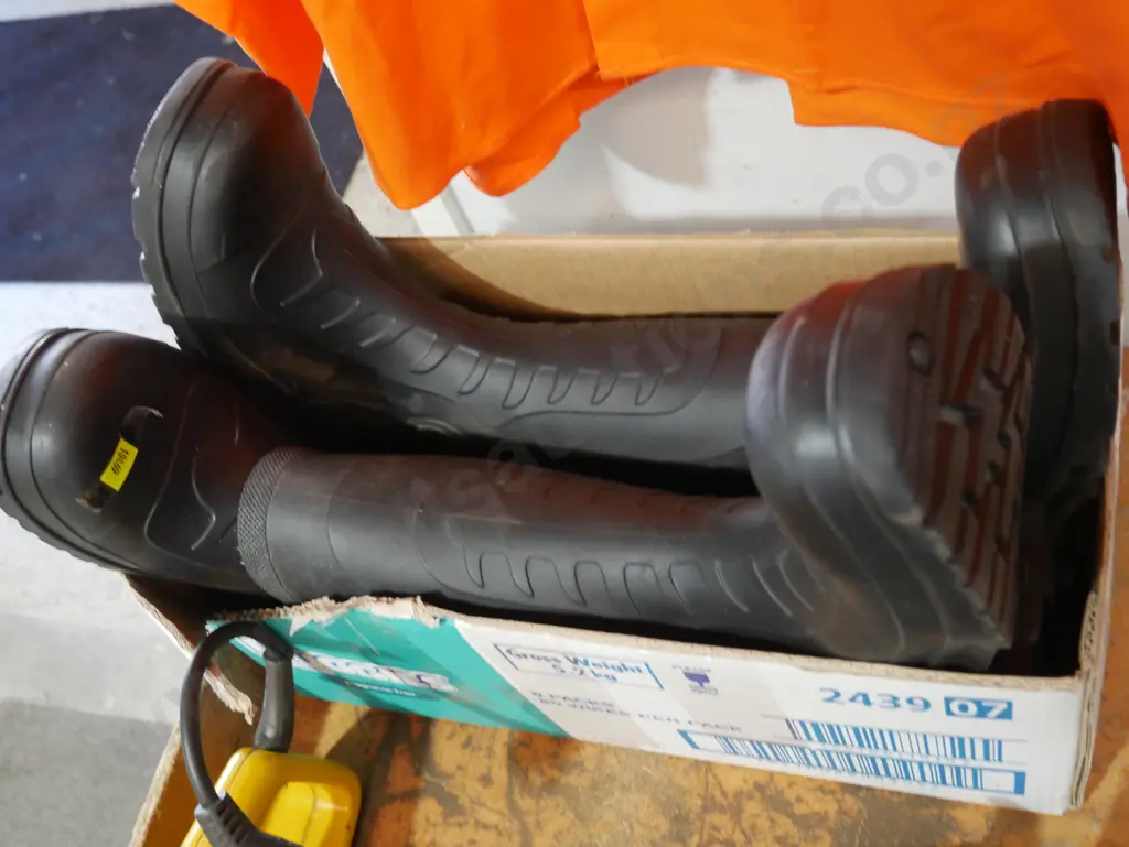 Two pair of gumboots size 7 and 8 Image 1++