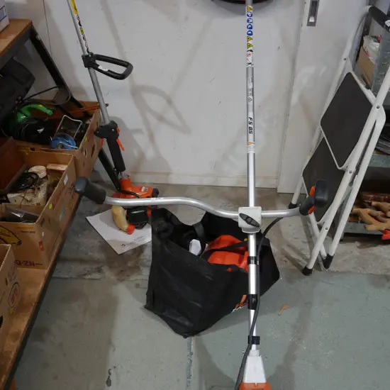 Stihl petrol weed eater model FS85 & accessories