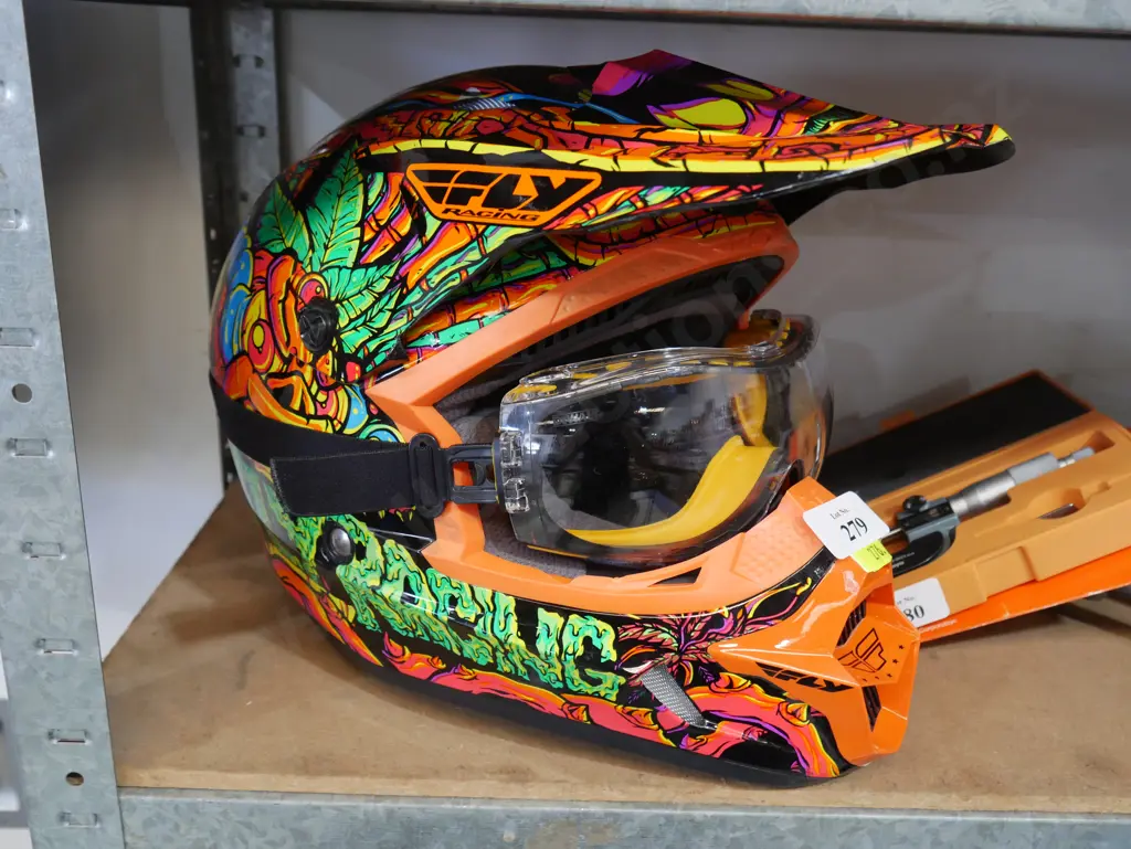 Child's motorbike helmet Image 1++