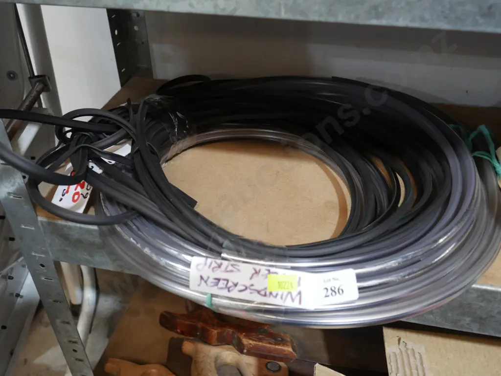 Windscreen fuller strip Image 1++