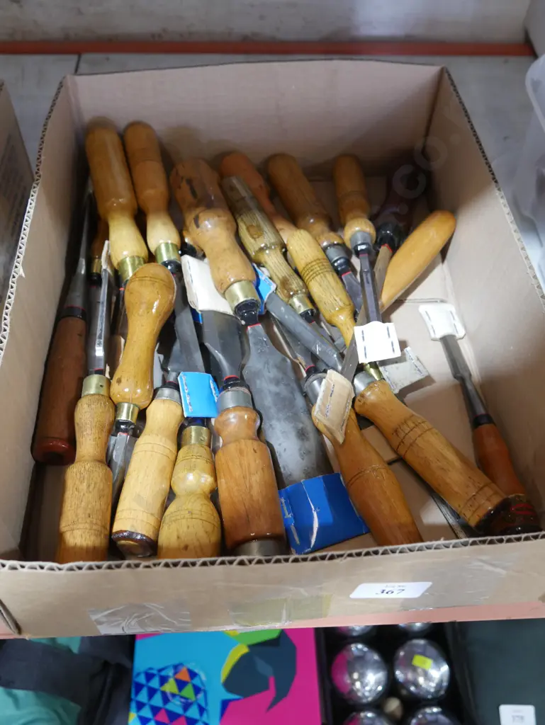 Assorted vintage chisels Image 1++