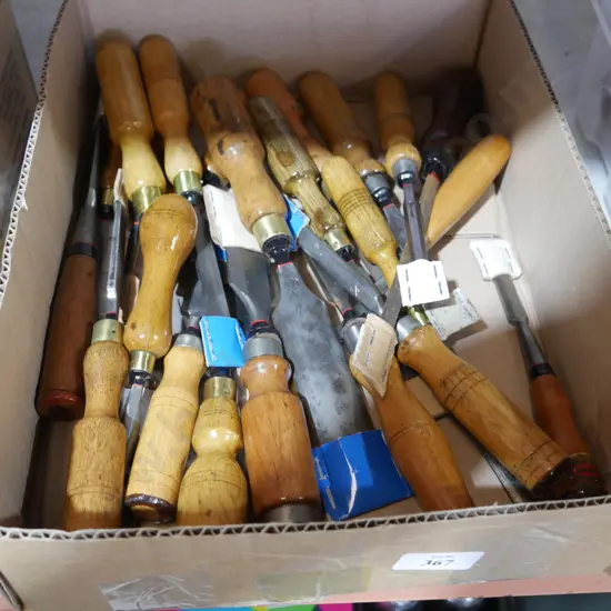 Assorted vintage chisels