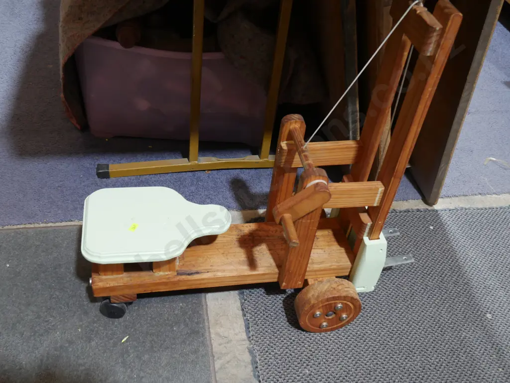 Child's ride on forklift Image 1++