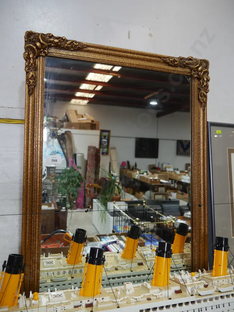 Gilt frame mirror Image 1++