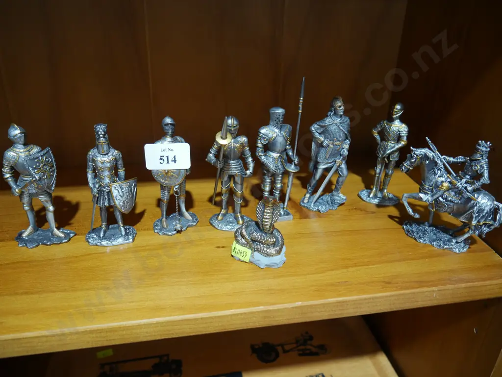 Metal knight ornaments Image 1++