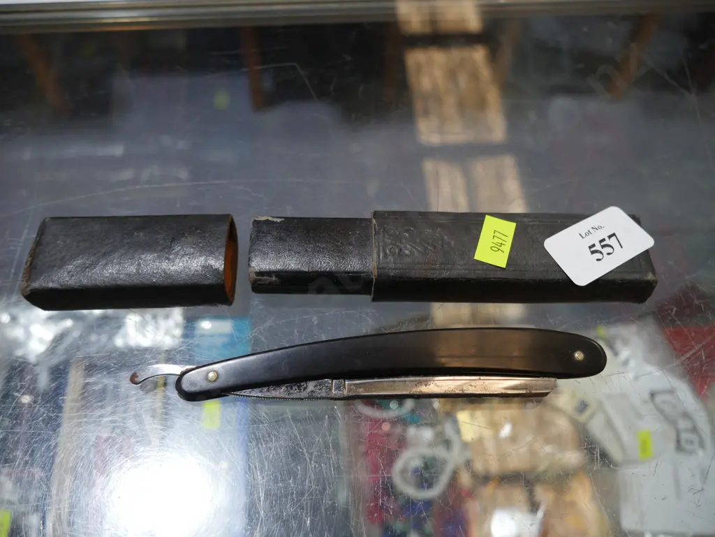 Cut throat razor and case Image 1++