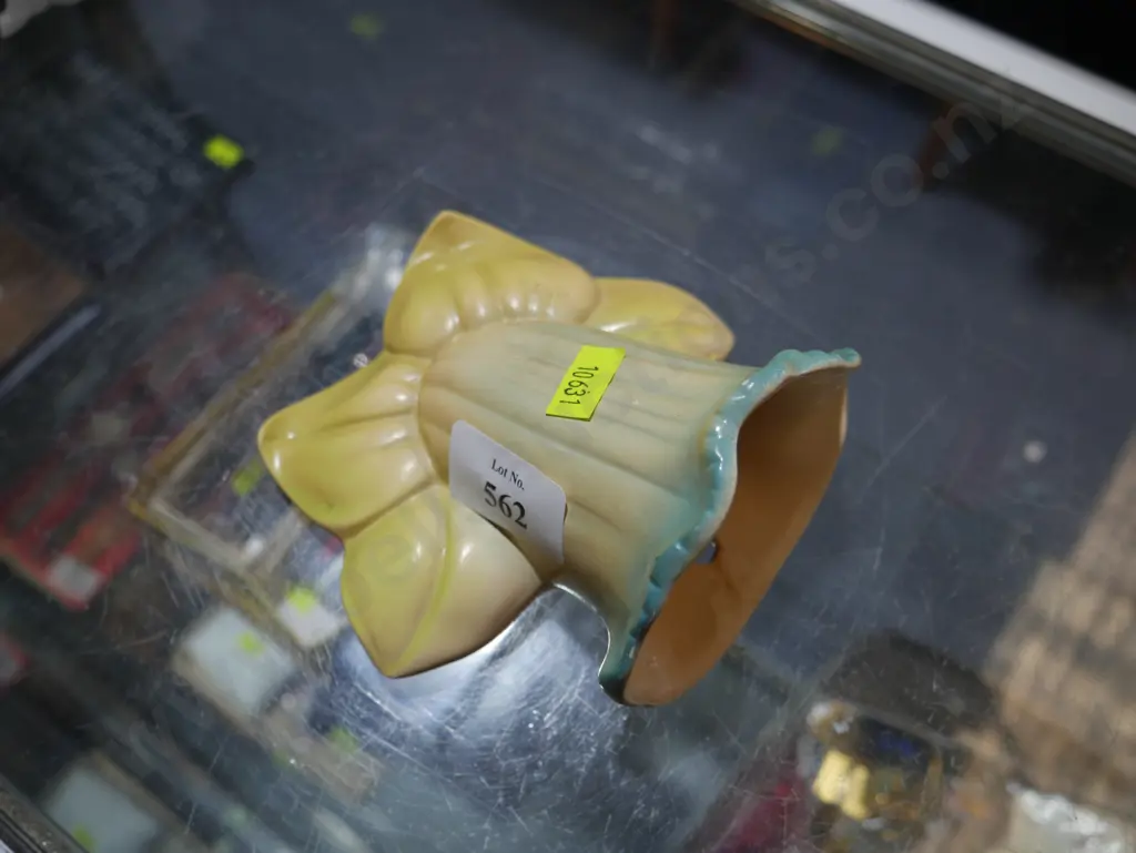 Pottery wall pocket, Crown Lynn Image 1++