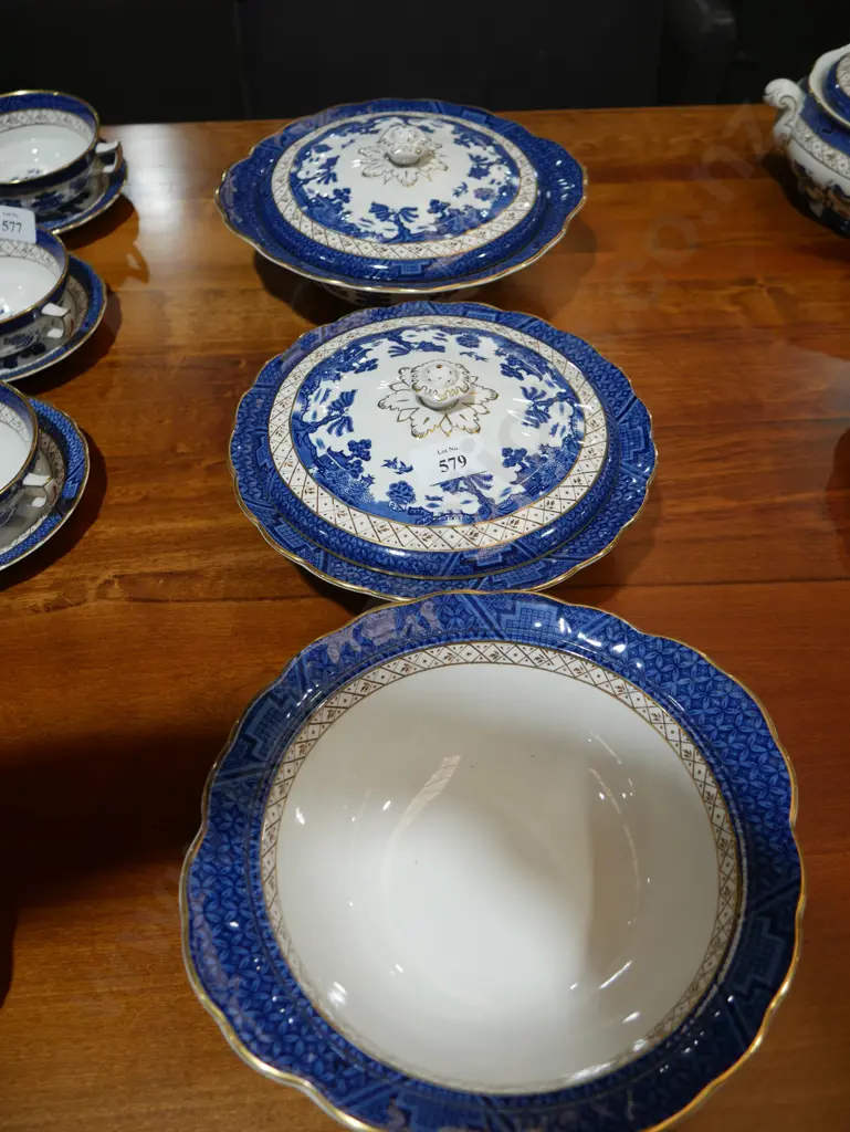 Booths serving dishes Image 1++