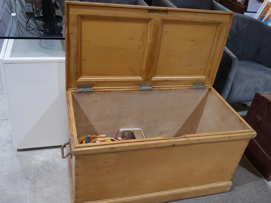 Wooden trunk Image 1++