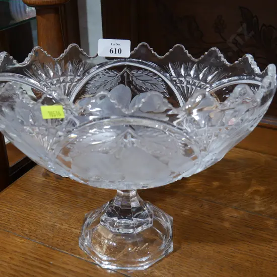 Crystal glass fruit bowl