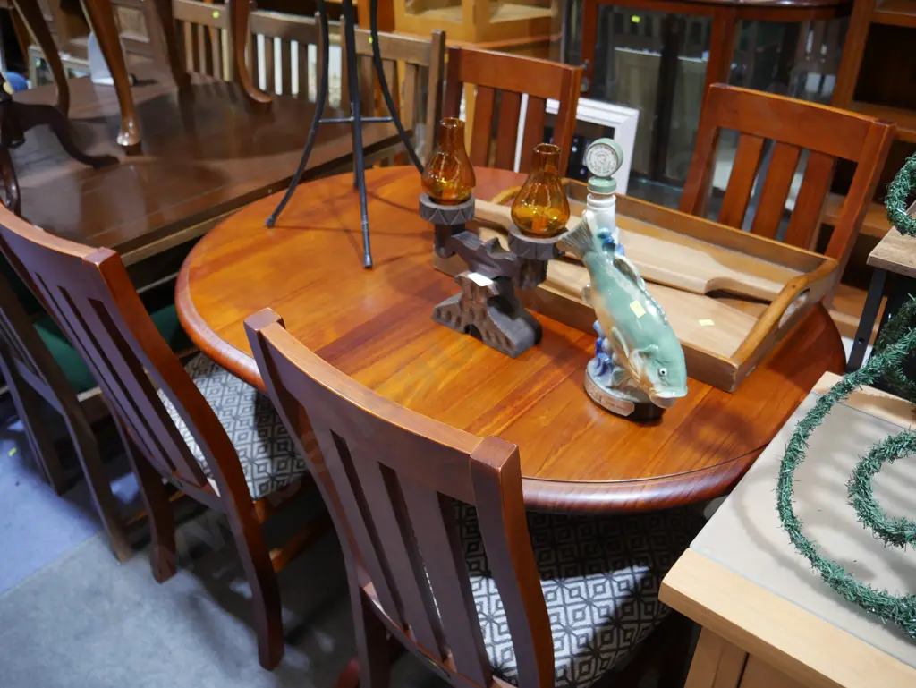 Dining table and four chairs Image 1++