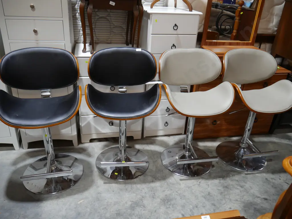 4 bar stools Image 1++