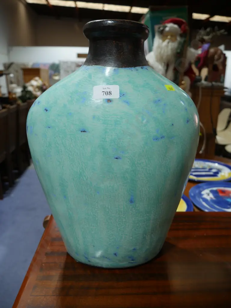 Pottery vase Image 1++