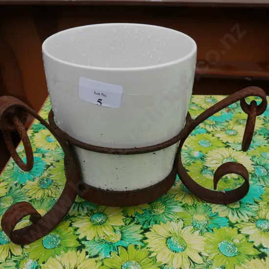 Plant pot in metal stand