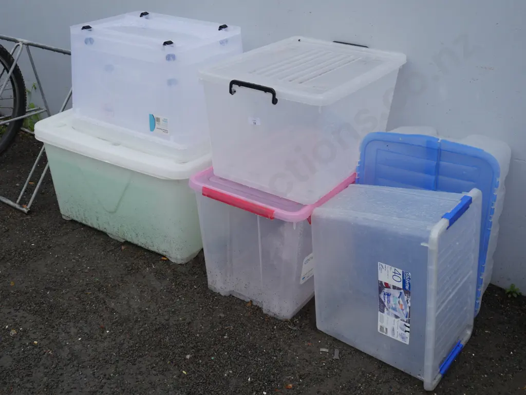 Lot of plastic storage containers Image 1++