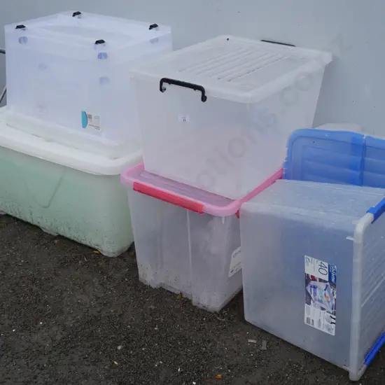 Lot of plastic storage containers
