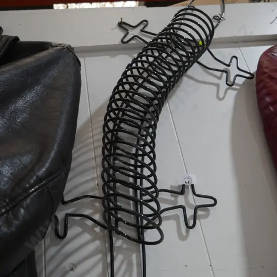 Wire lizard wall decor