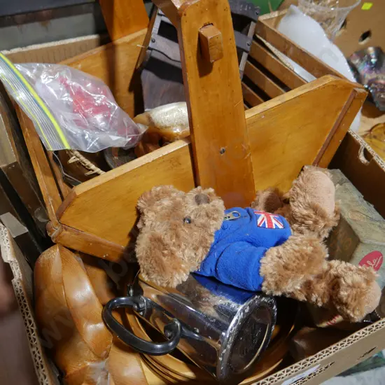 Wooden basket, sundries