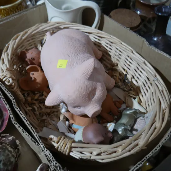 Basket with pigs