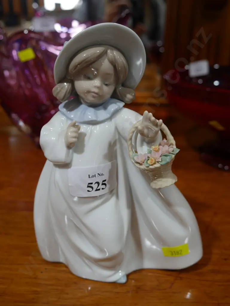 Lladro girl figurine Image 1++