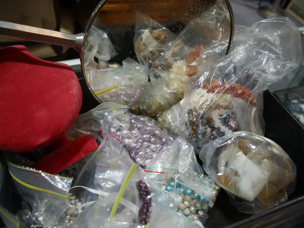 Costume jewellery, hand mirror Image 1++