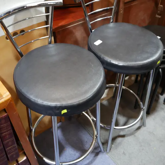 2 bar stools