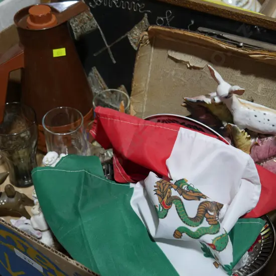 Figurines , flag , glasses