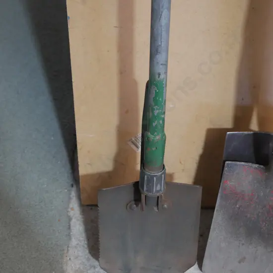 Folding shovel