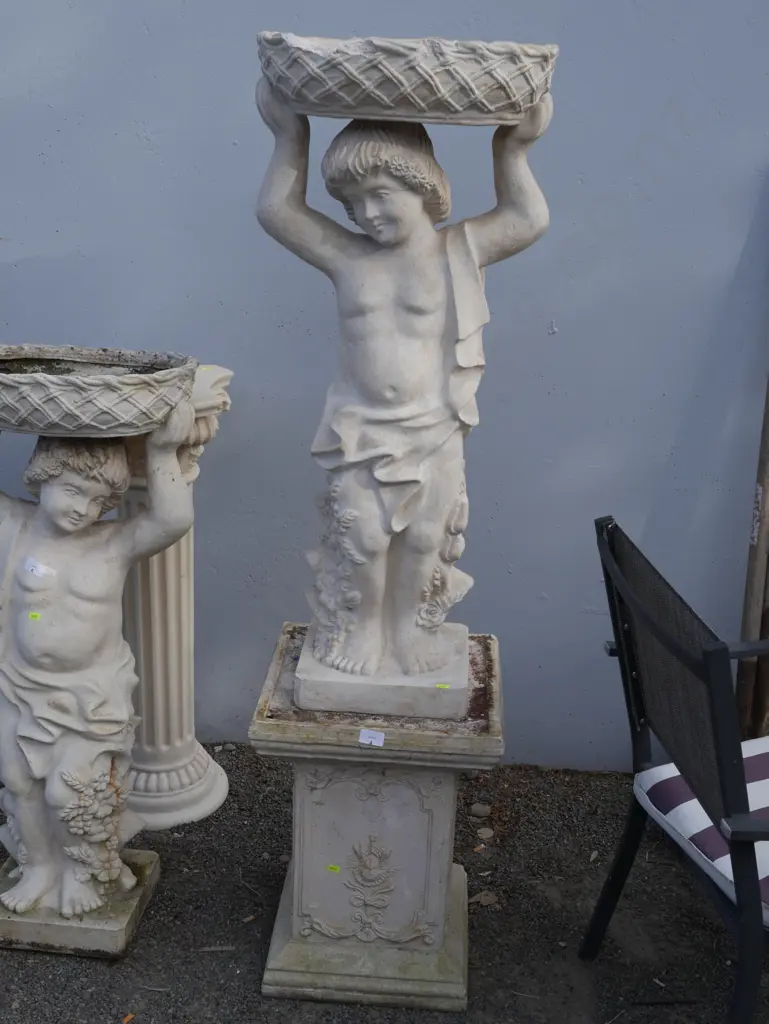 Statue bird bath on stand Image 1++