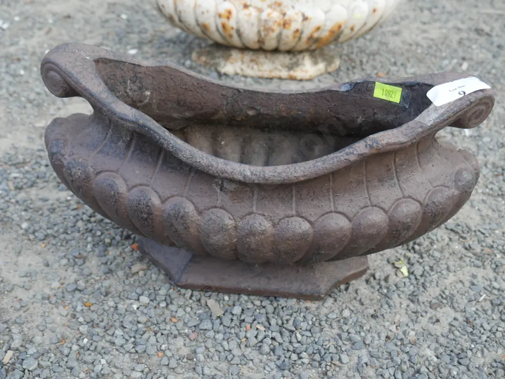 Cast iron planter Image 1++