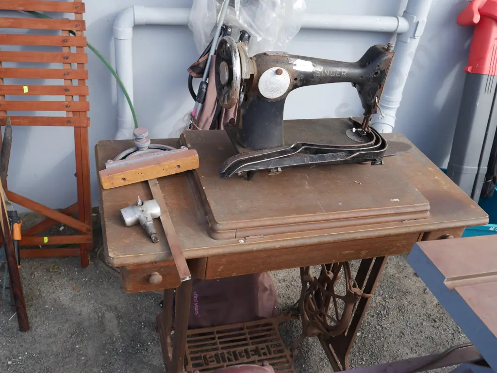 Singer sewing machine and table Image 1++