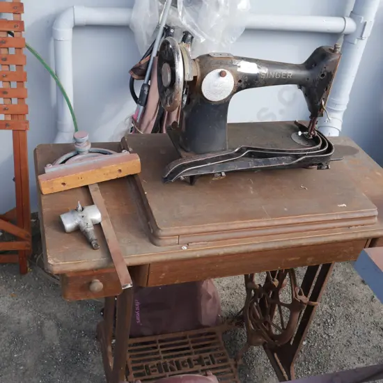 Singer sewing machine and table