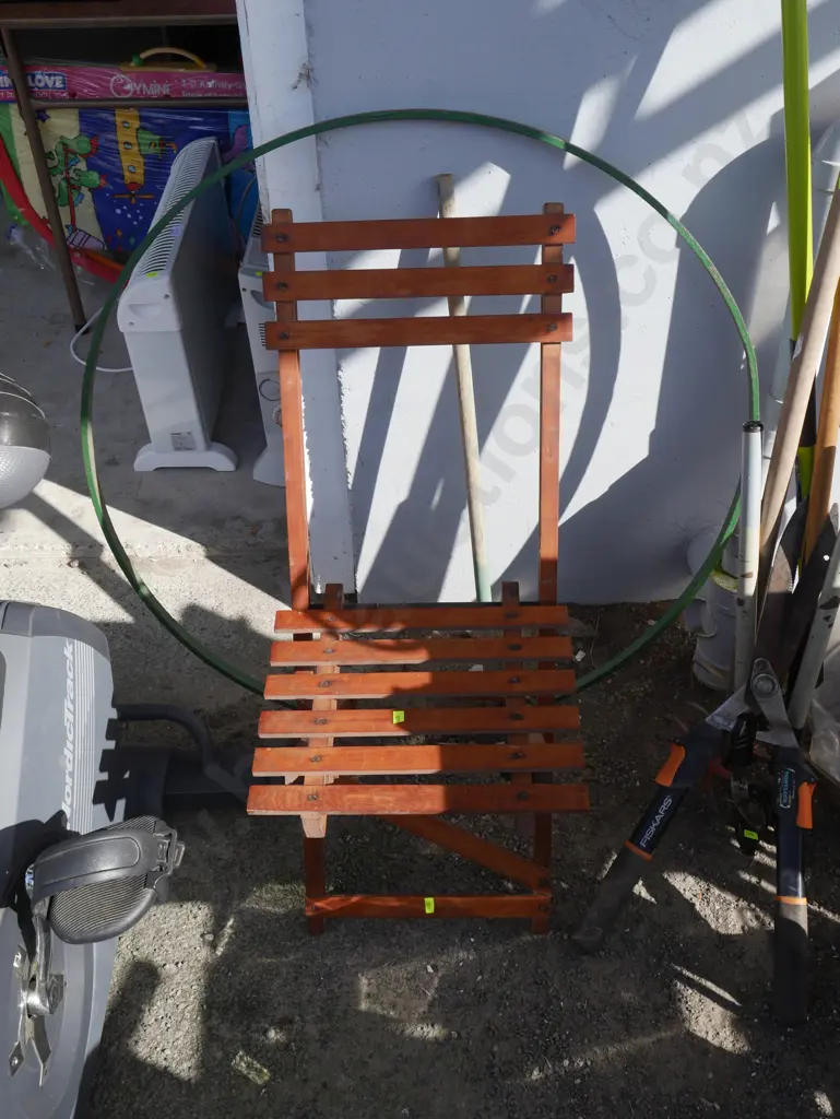 Green metal hoop and folding chair Image 1++