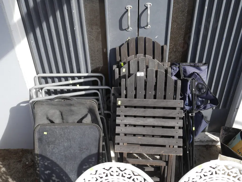 Assorted folding chairs Image 1++