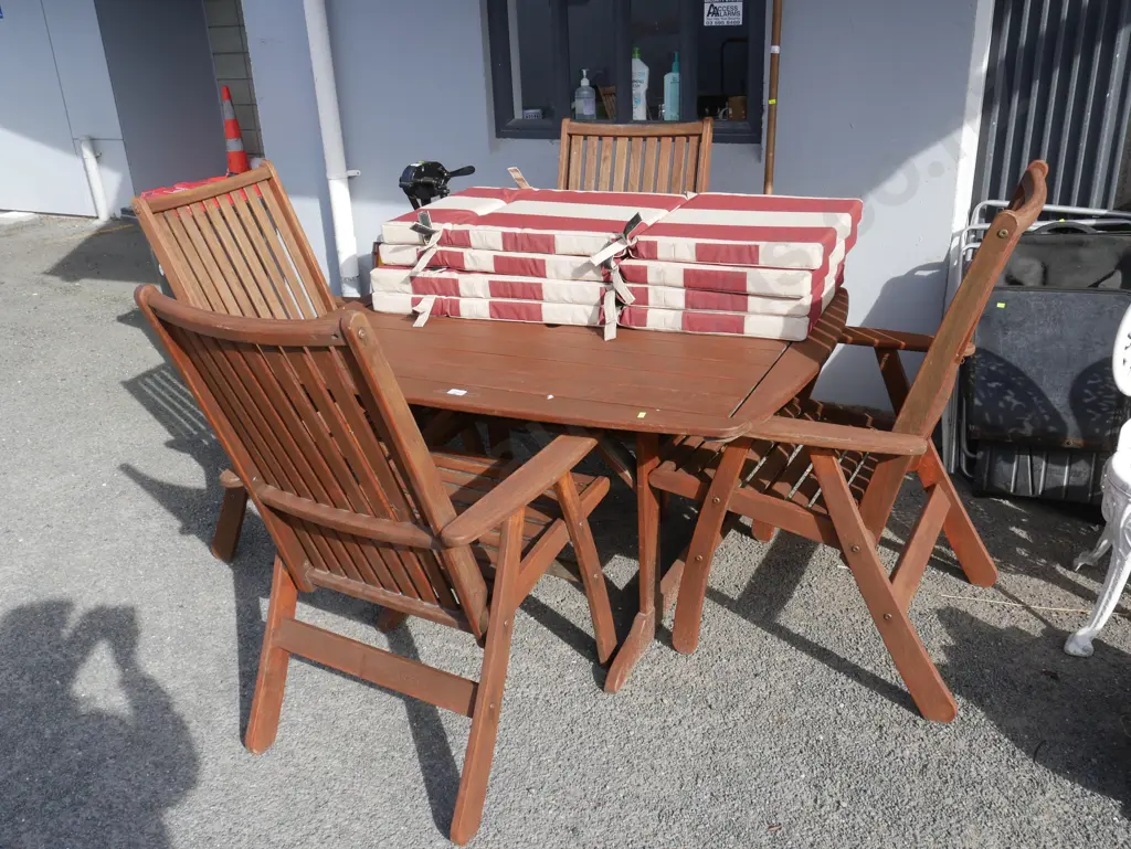 Wooden outdoor table and four chairs Image 1++