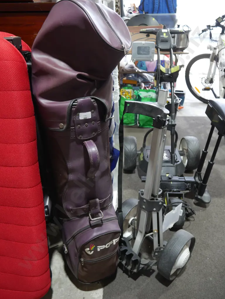 Golf clubs bag and trundler Image 1++