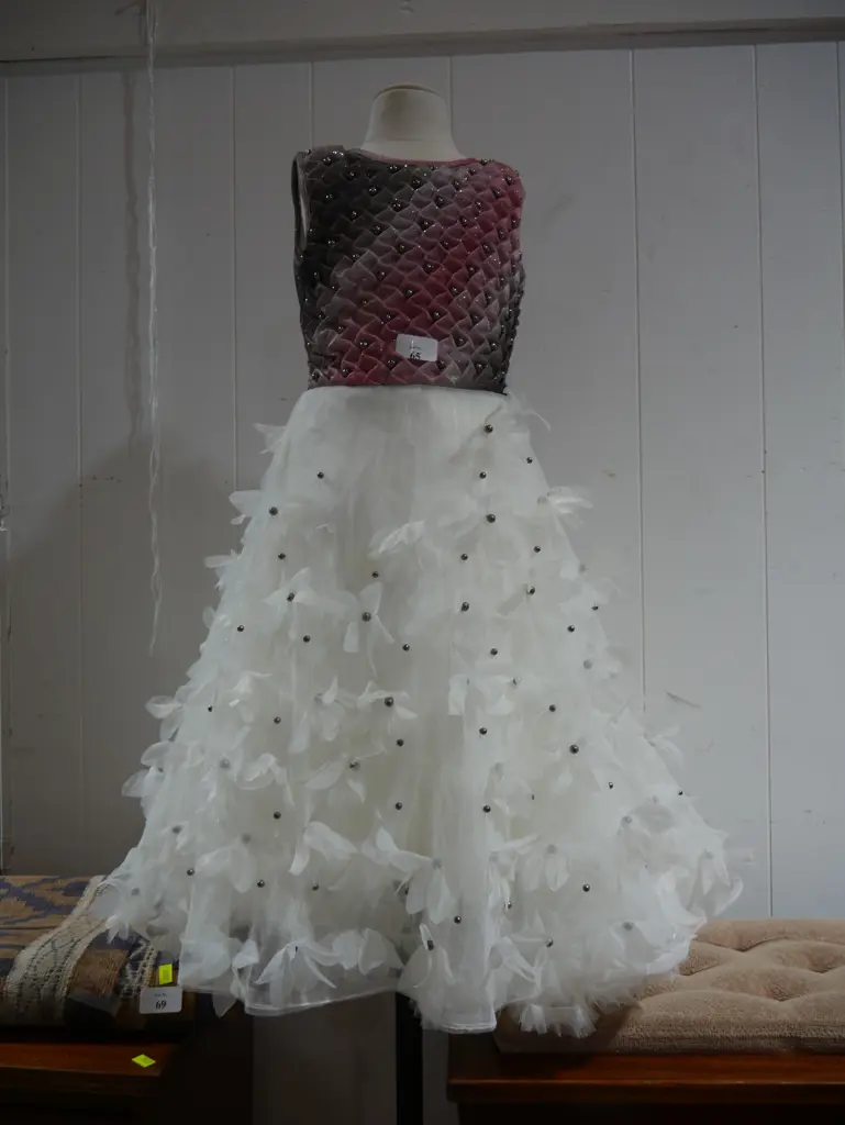 Child mannequin and dress Image 1++