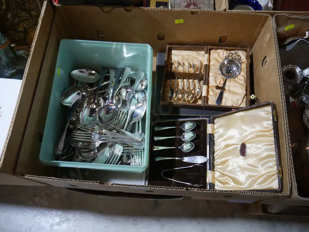 Assorted cutlery Image 1++