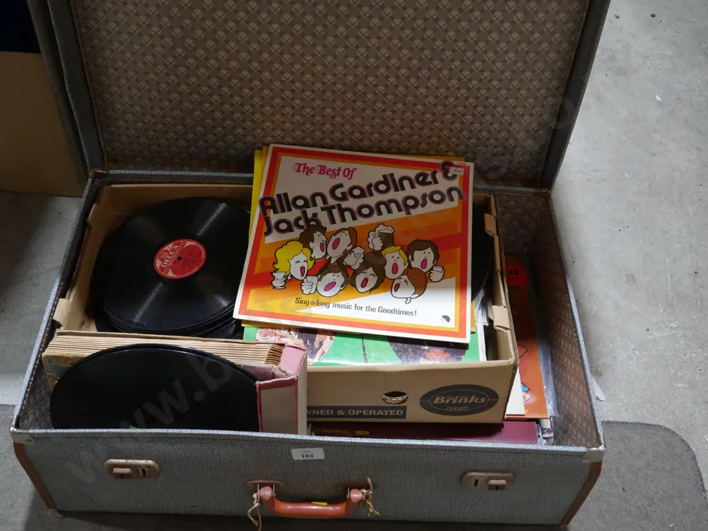 Records, suitcase Image 1++