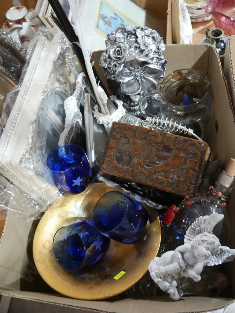 Picture frames, ornaments, glassware Image 1++