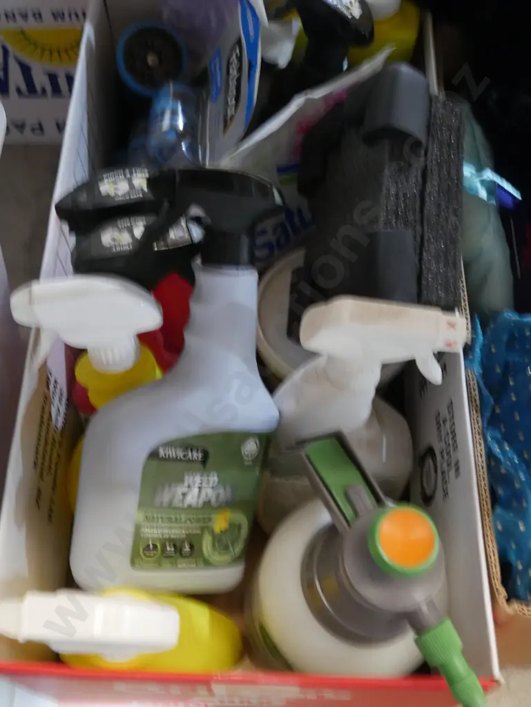 Assorted garden sprays etc Image 1++