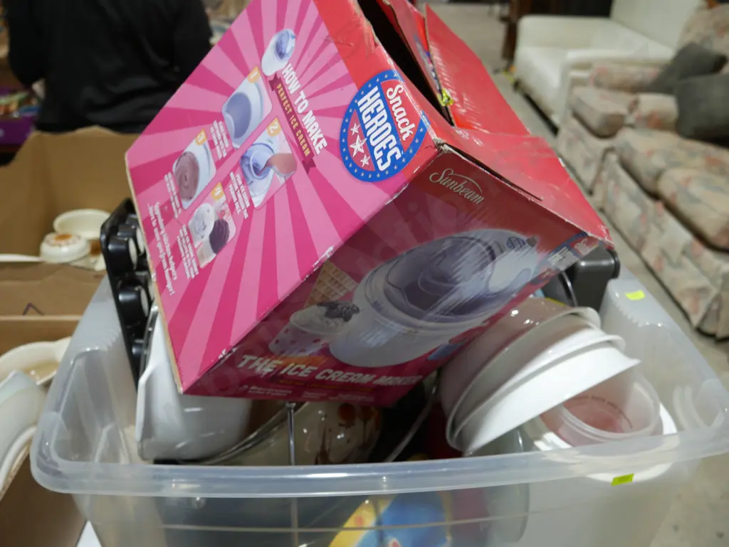 Kitchenware and ice cream maker Image 1++