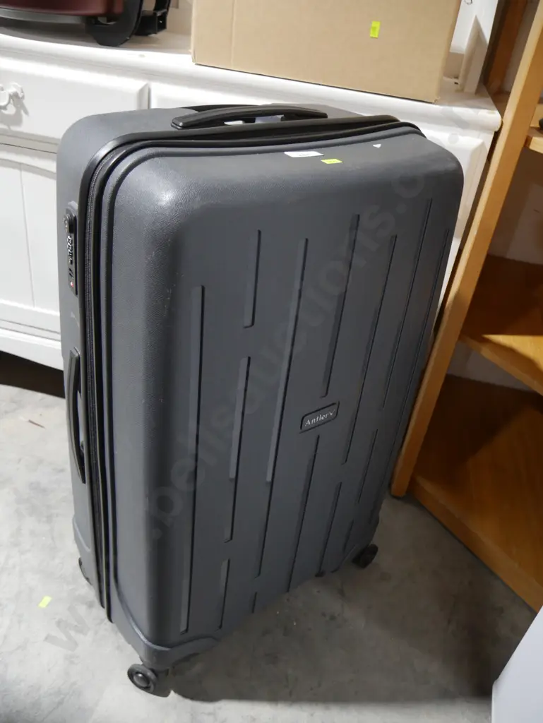 Suitcase -  hard shell Image 1++