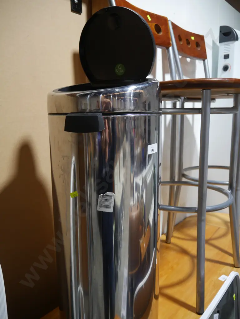 Rubbish bin Image 1++